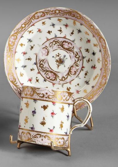 SEVRES-Epoque Louis XVI Tasse de forme litron et sa soucoupe en porcelaine dure,...
