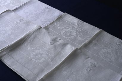 Huit serviettes en lin façonné timbrées de...