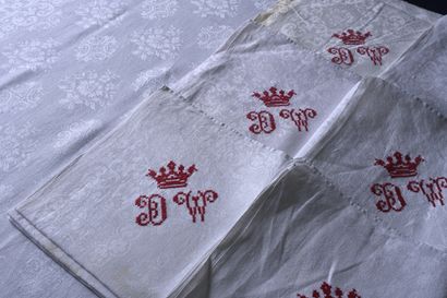 null Sept serviettes en damas de lin chiffrées BW sous couronne, milieu du XIXe siècle,...