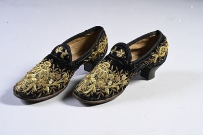 null Paire d'opulents souliers brodés, Turquies, vers 1900, souliers à talons bobines,...