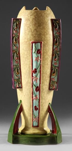 Seccession Viennoise Grand vase en céramique polychrome en forme d'obus à ailettes...