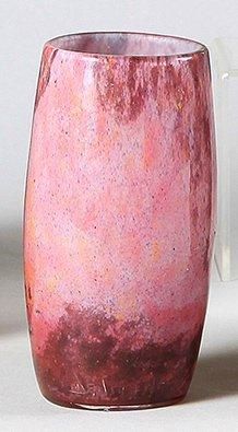 DAUM Nancy Petit vase cylindrique en pâte de verre marbré rose et violet. H.: 12...