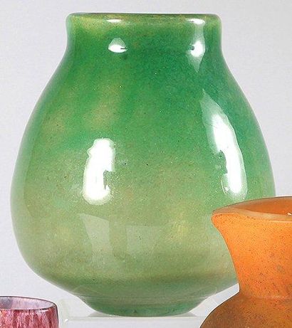 Henry DERAN Vase globuaire en verre multicouche vert nuancé. H.: 21 cm