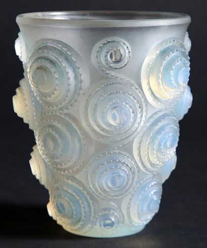 René LALIQUE Vase Spirales, modèle créé le 25 septembre 1930, en verre moulé-pressé...