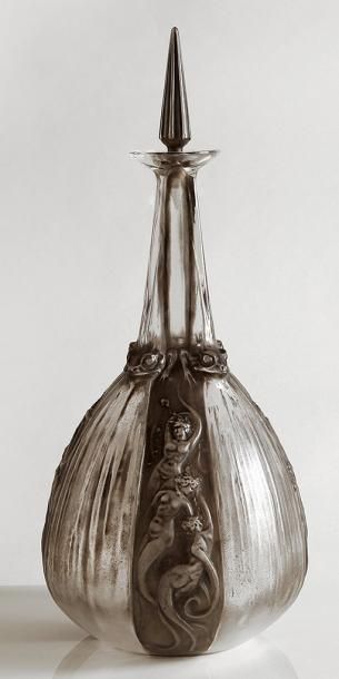 René LALIQUE Carafe Sirènes et grenouilles, modèle créé en 1911, en verre moulé-pressé...