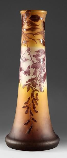 Emile GALLE (1846-1904) Les glycines Grand vase à col allongé en verre multicouche....