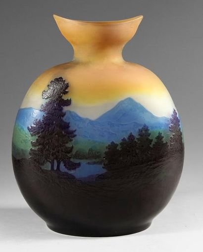 Emile GALLE (1846-1904) Paysage de montagne Grand vase en verre multicouche, de forme...