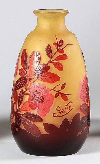 Emile GALLE (1846-1904) Vase en verre multicouche, de forme balustre. Décor de fleurs...