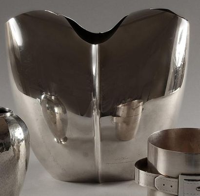 Lino SABATTINI (né en 1925) Important vase en métal argenté en forme de plastron...