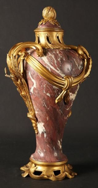 null Important vase pot-pourri en marbre violet à riche monture de style Art nouveau...