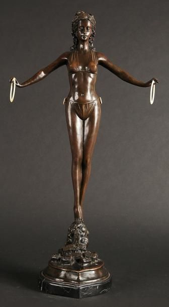 Ecole Francaise (XXe) La baigneuse. Bronze à patine noire figurant une baigneuse...
