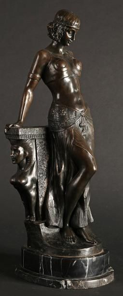 Ecole Francaise (XXe) Egyptienne. Bronze à patine noire, sur un socle de marbre noir...
