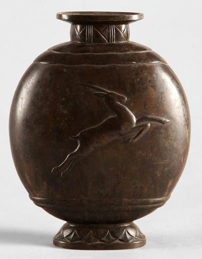 Georges DUNAIME (XXe) Vase Antilope. Vase balustre en bronze à patine brun-nuancé,...