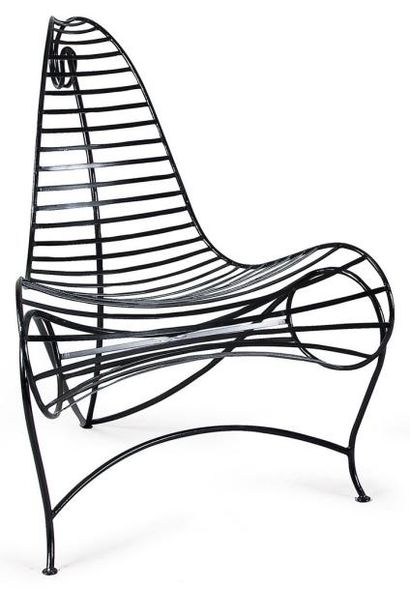 André DUBREUIL (né en 1951) Spine chair En fer relaqué noir, dossier se terminant...