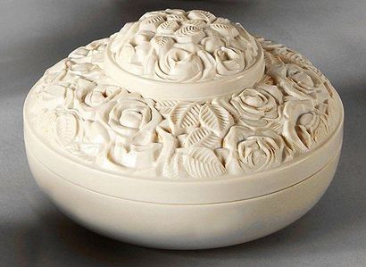 Edouard FORNELLS (années 1930) Roses. Boîte à poudre en galatithe thermoformée cylindrique,...