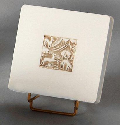 Edouard FORNELLS (années 1930) Boîte à poudre en galatithe thermoformée carrée à...