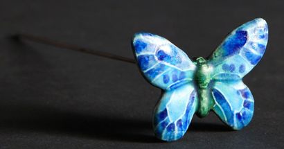 Raoul LACHENAL Epingle à chapeau à décor de papillon en céramique bleue. Signée en...