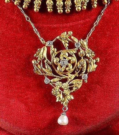 null Un pendentif en or jaune, serti dans une composition florale de cinq diamants...