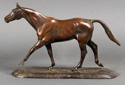 Gaston d'ILLIERS (1876 - 1932) d'apès Cheval au trot. Bronze à patine noire. H.:...