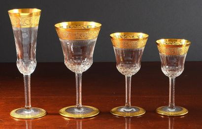 Saint Louis Service Thistle décor or. Composé de 12 flutes à champagne, 8 verres...
