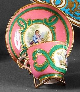 SEVRES Gobelet Bouillard et sa soucoupe (3e grandeur) en porcelaine tendre, à décor...