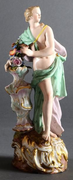 MEISSEN Statuette en porcelaine polychrome et or représentant la déesse Flore debout...