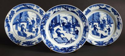 Chine Suite de trois plats ronds à décor en bleu sous couverte d'une scène de palais...