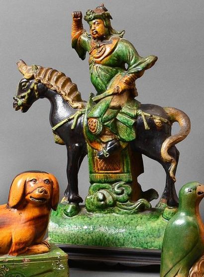 CHINE Tuile faîtière, en céramique vernissée, représentant un cavalier. Chine, XVIIIe...