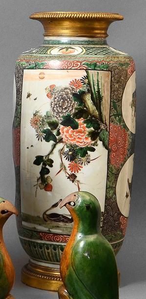 CHINE  Vase rouleau, en porcelaine à décor dans le goût de la famille verte. Monture...