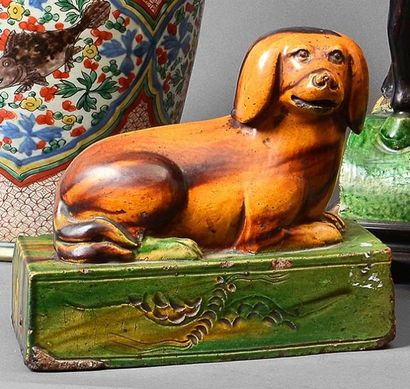CHINE Statuette de chien, en céramique polychrome verte et jaune. Chine, XVIIIe siècle...