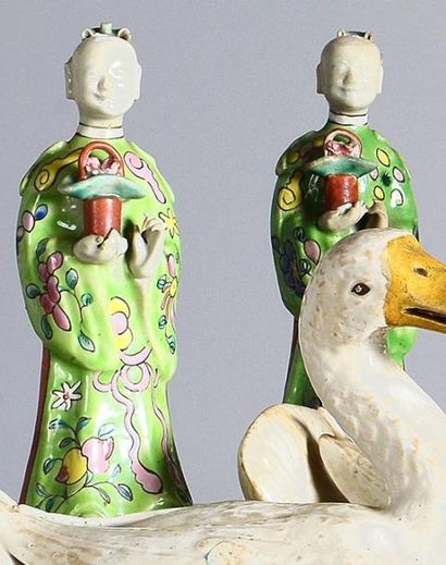 CHINE Paire de personnages en biscuit émaillé polychrome de la Chine. XIXe siècle...