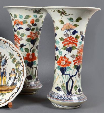 JAPON Paire de vases à col évasé, en porcelaine, à décor Imari, de fleurs. Travail...