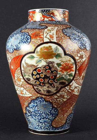 JAPON Grand vase en ancienne porcelaine du Japon à décor Imari de fleurs, rinceaux...