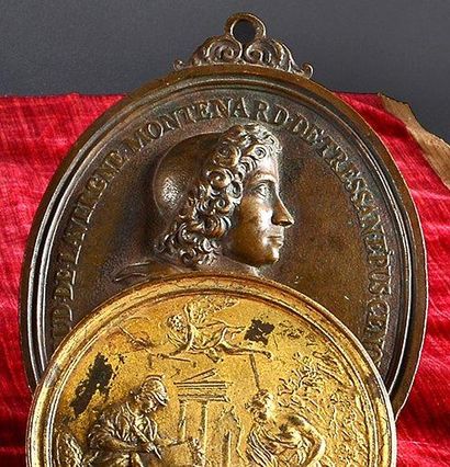 null Médaillon en bronze patiné médaille avec son attache fixe représentant Louis...