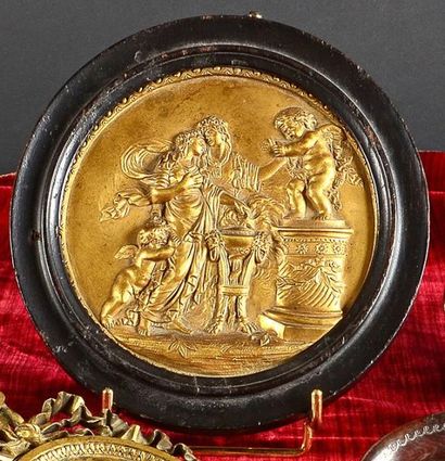 null Médaillon en bronze fondu ciselé et doré d'après Clodion du sacrifice de l'Amour,...