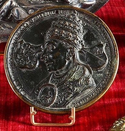 null Médaille ronde en bronze à patine noir représentant le buste du pape, vers la...