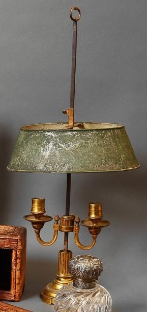 null Lampe bouillotte, en bronze ciselé et doré, à deux lumières. Base à perles....