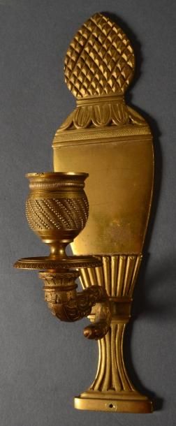 null Paire d'appliques à une lumière, en bronze doré, en forme de vase à l'Antique....