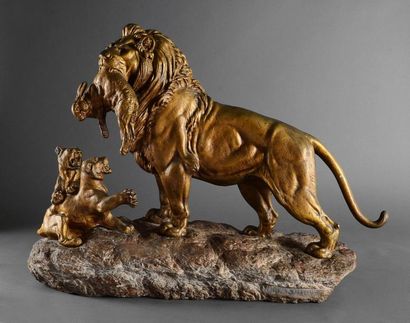DELABRIERE Lion et lionceaux. Bronze à patine dorée sur socle en pierre. Haut. 48...