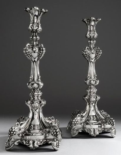 null Paire de chandeliers en argent. Par Werneris, Saint-Pétersbourg, 1884. A décor...