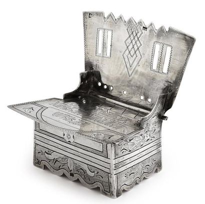 null Boîte à sel en argent, en forme de chaise, à décor géométrique, en partie ajourée,...