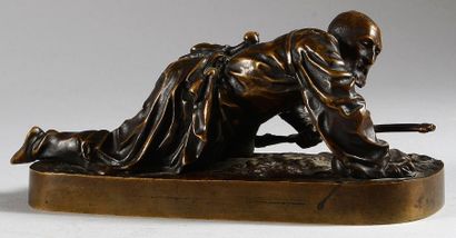 LANCERAY Eugène Alexandrovitch (1848-1886) Cosaque rampant. Bronze à patine brune,...