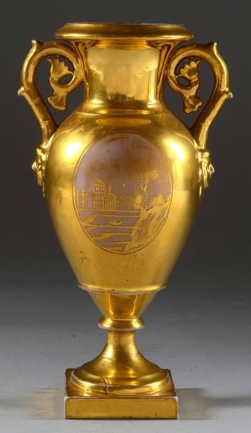 null Vase en porcelaine or, de forme balustre à deux anses, à décor polychrome sur...