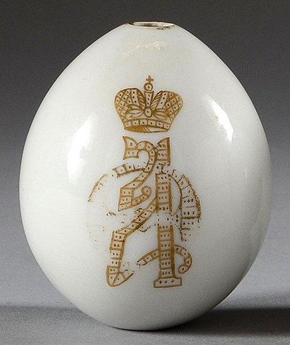 null Oeuf de Pâques en porcelaine blanche, à décor central au chiffre de l'impératrice...