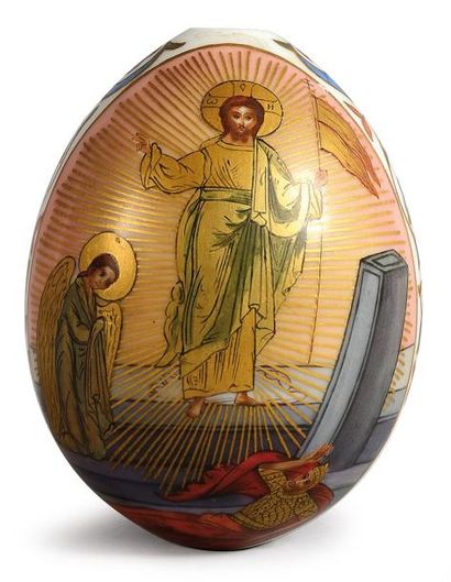 null Oeuf de Pâques en porcelaine, à décor polychrome et or sur la face principale...