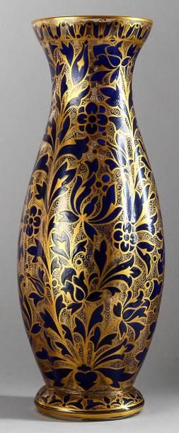 null Vase en verre émaillé bleu et or, de forme balustre, à décor de larges motifs...