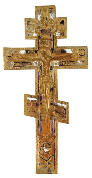 null Croix reliquaire en bronze doré en partie émaillé, représentant le Christ sur...