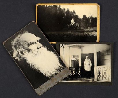 Tolstoï Léon (1828-1910) Ensemble de trois portraits photographiques le représentant...