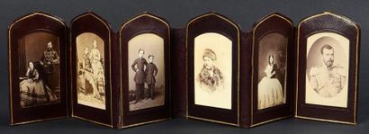 null Famille impériale. Cadre présentoir de voyage gainé de cuir contenant six portraits...
