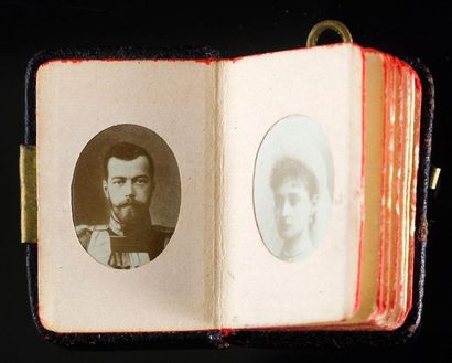 null Petit album pendentif, contenant 15 portraits photographiques anciens représentant...